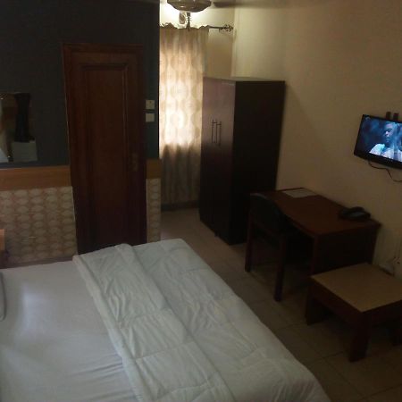 Holla-Jobi Guest House Lagos Bagian luar foto