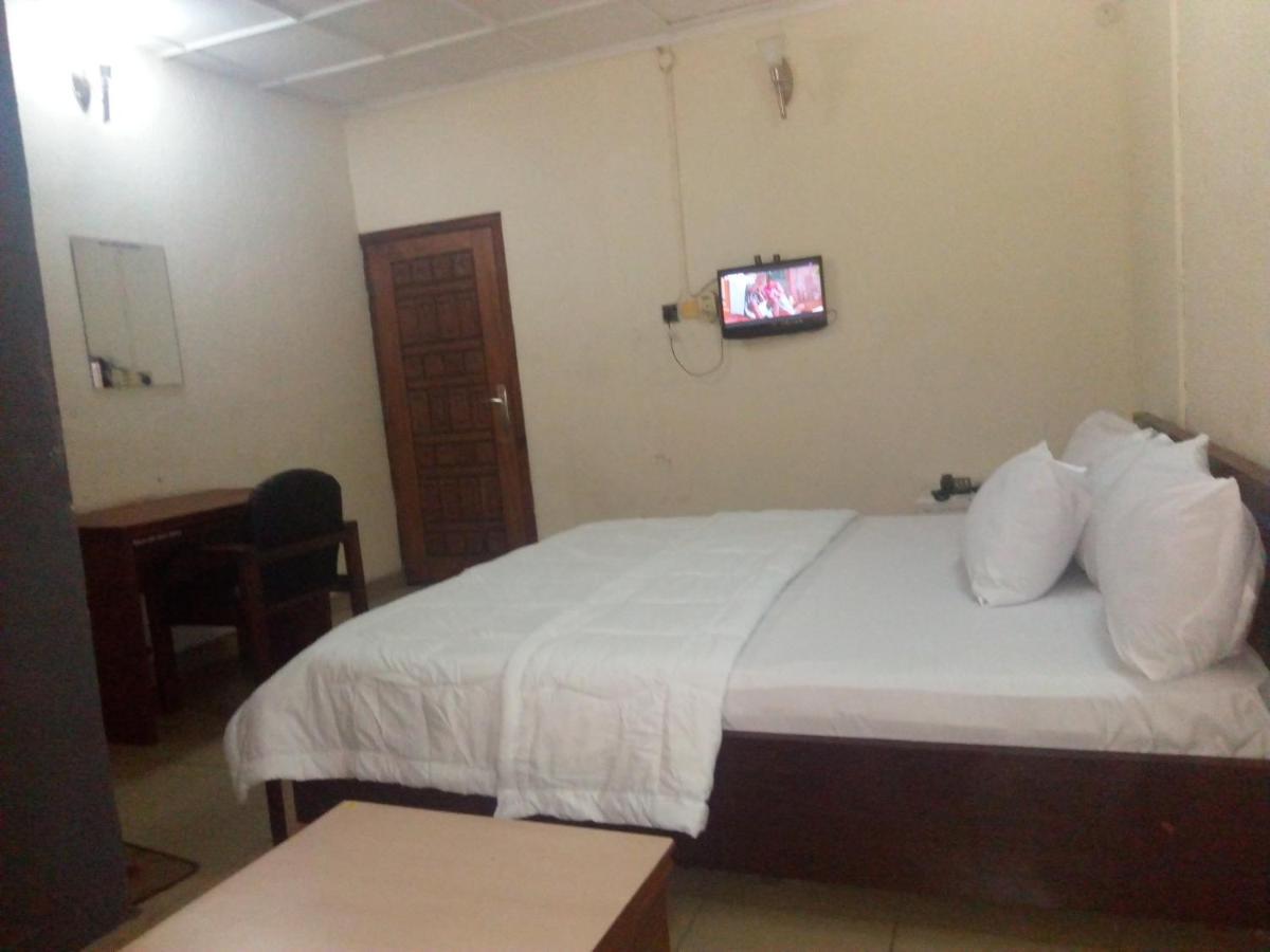 Holla-Jobi Guest House Lagos Bagian luar foto