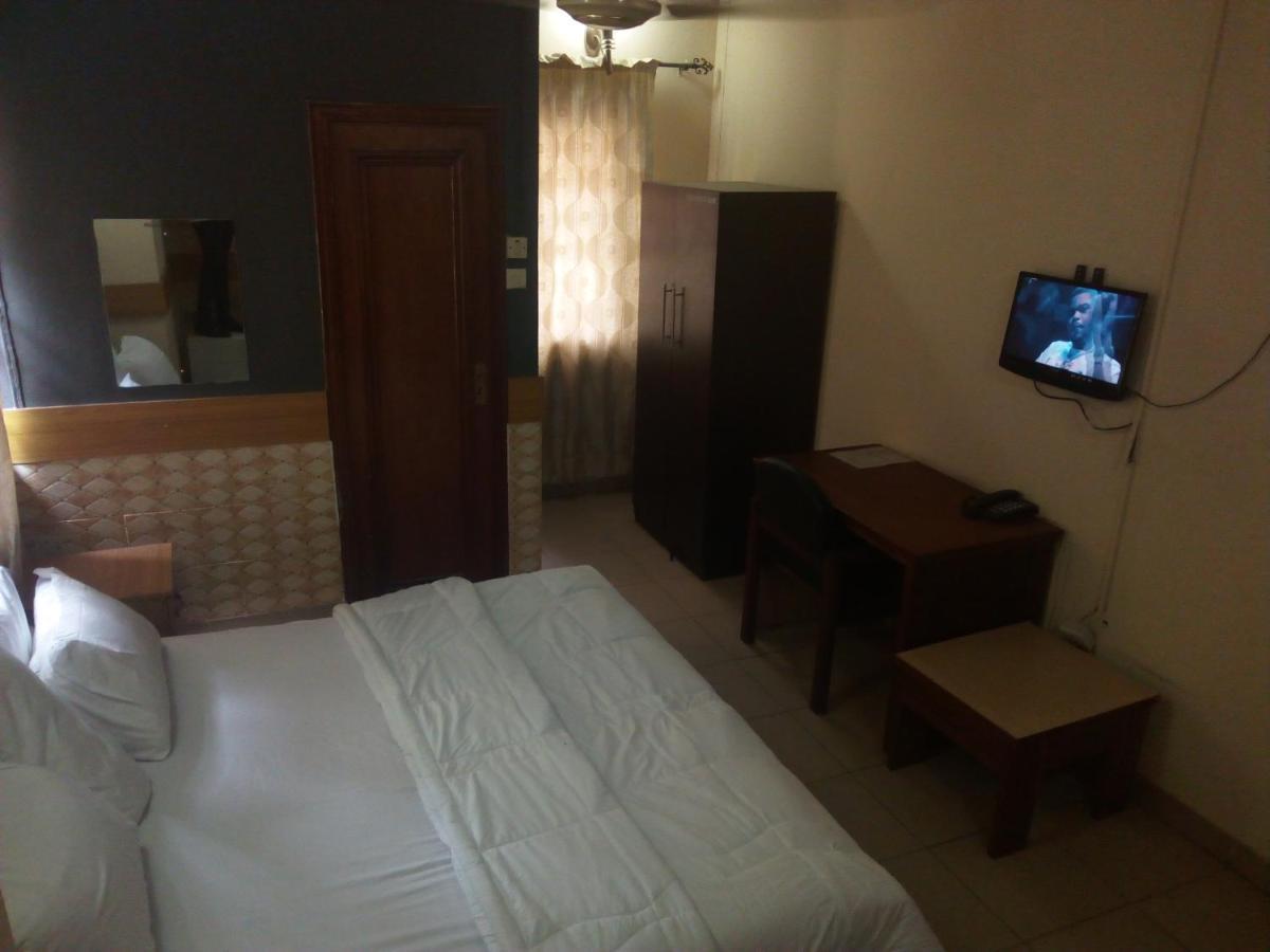 Holla-Jobi Guest House Lagos Bagian luar foto